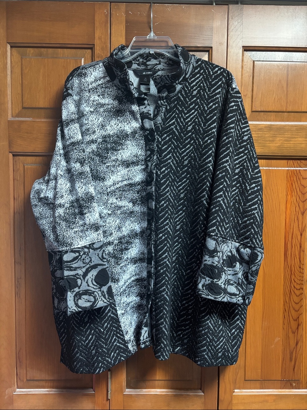 Ali Miles Black & Gray Mixed-Pattern Button Jacket